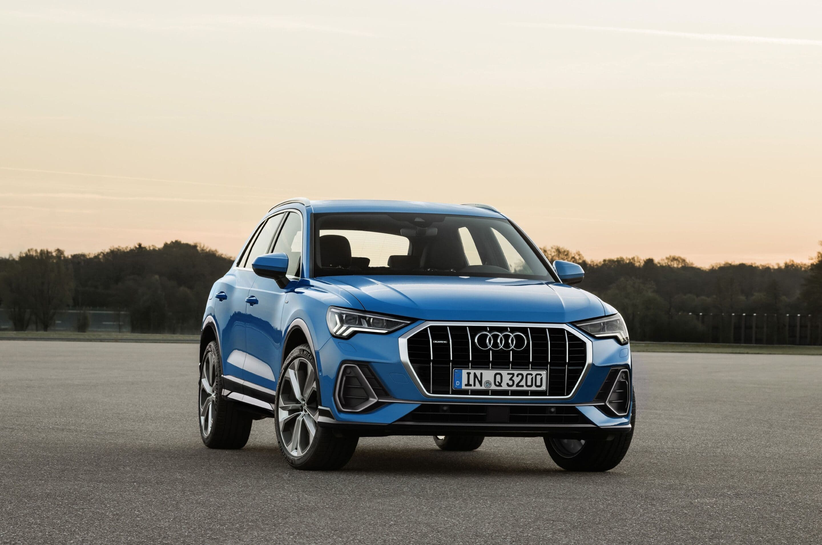 Audi Q3 azul em cenário urbano