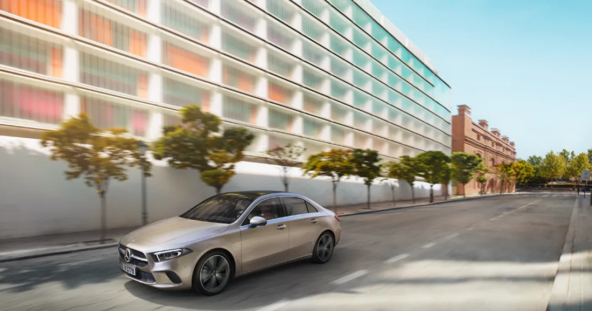 Mercedes-Benz A 200 Sedan prata em movimento