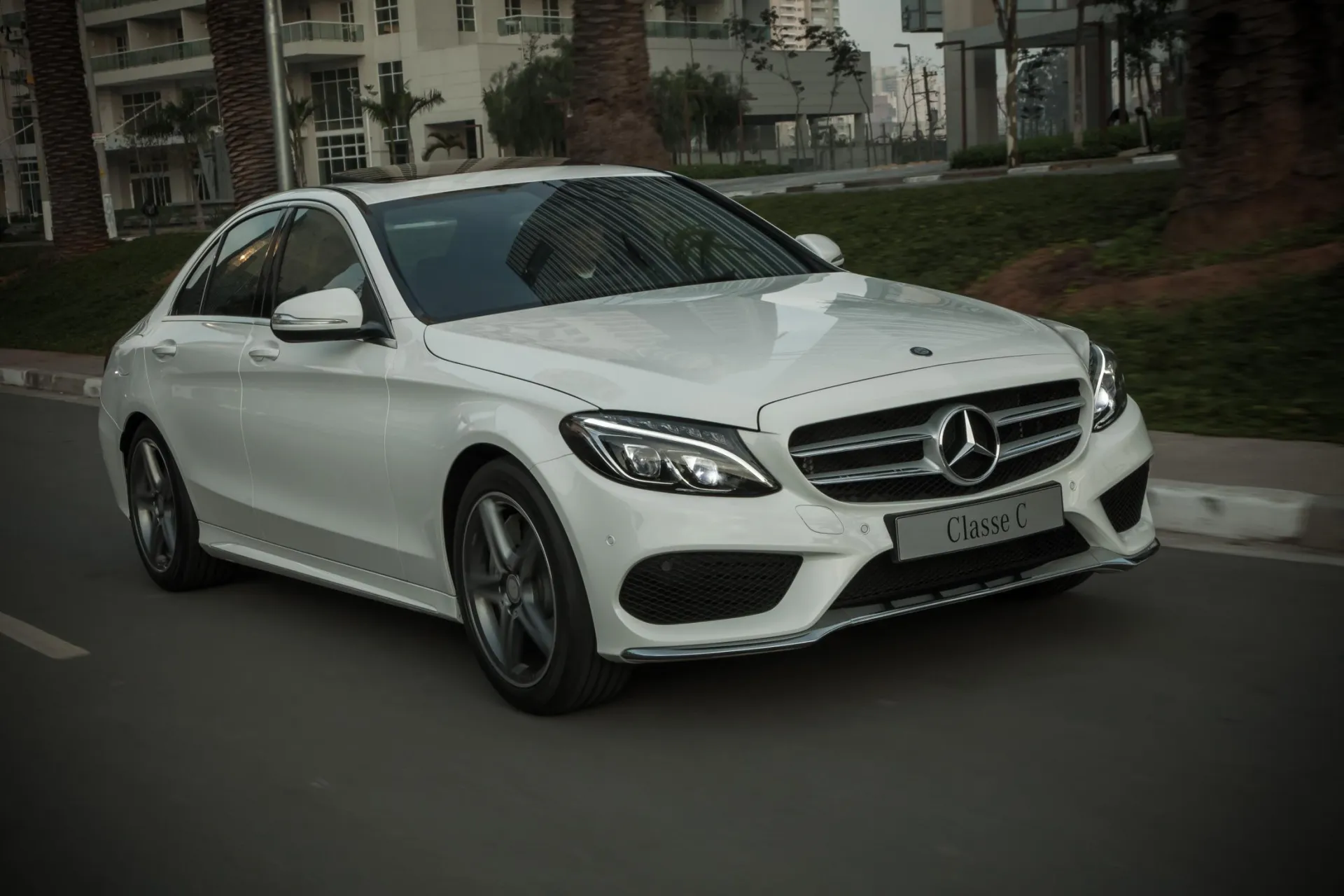 Mercedes-Benz Classe C branca em movimento