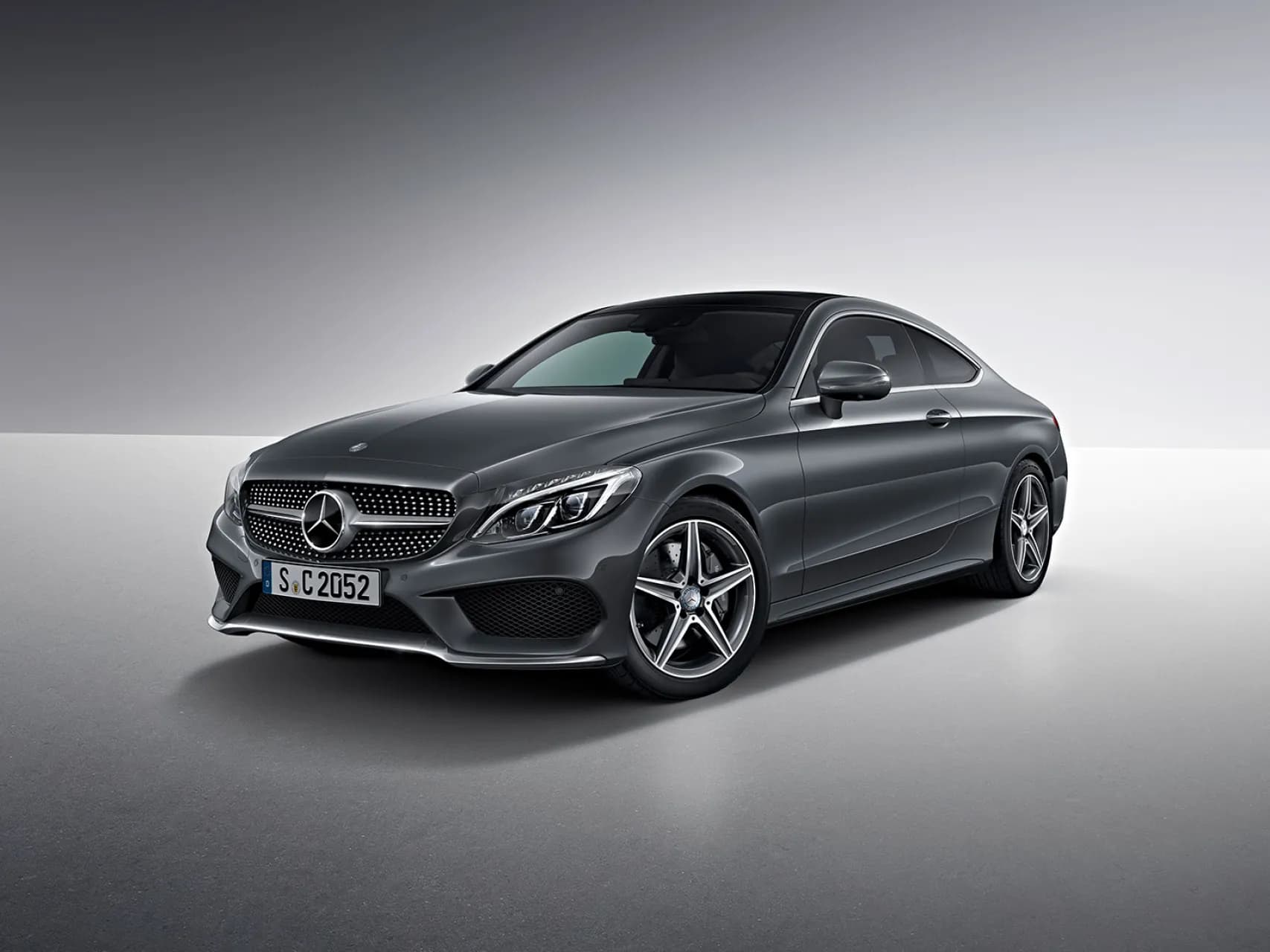 Mercedes-Benz C 250 Coupe cinza em foto oficial