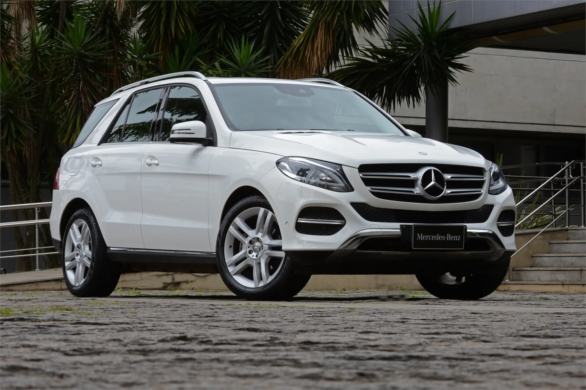 Mercedes-Benz GLE fotografada em estrada de terra