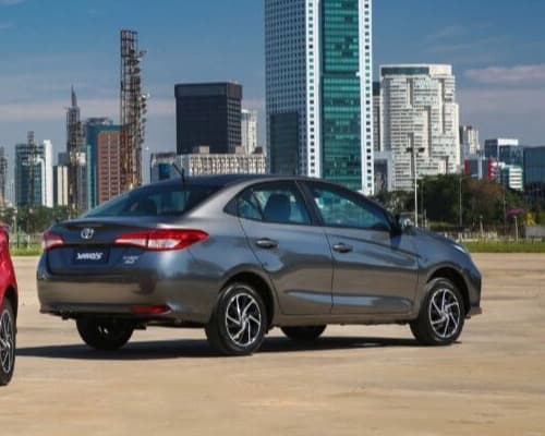 Toyota Yaris Sedan cinza em foto oficial