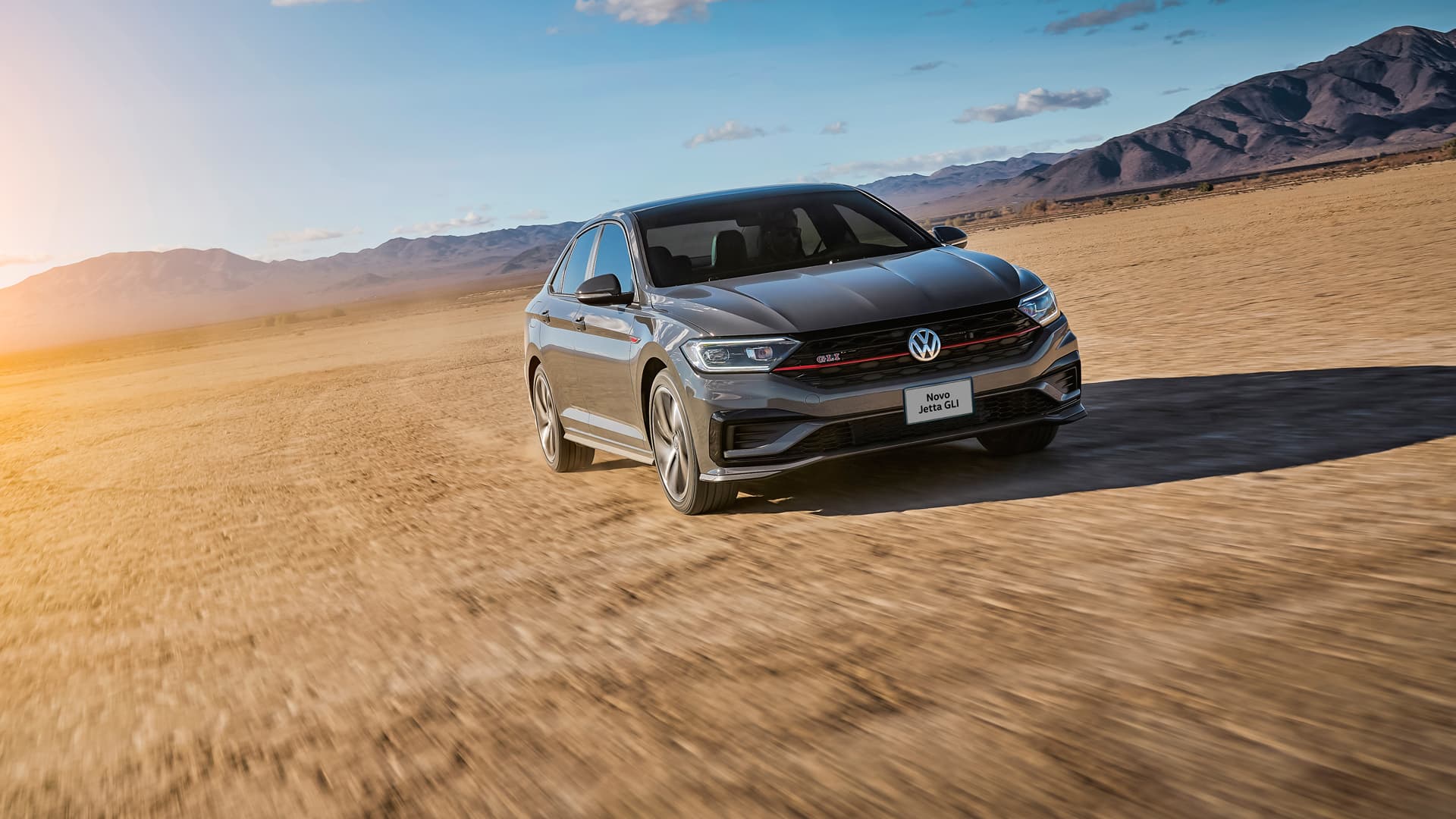 Volkswagen Jetta GLI cinza em estrada