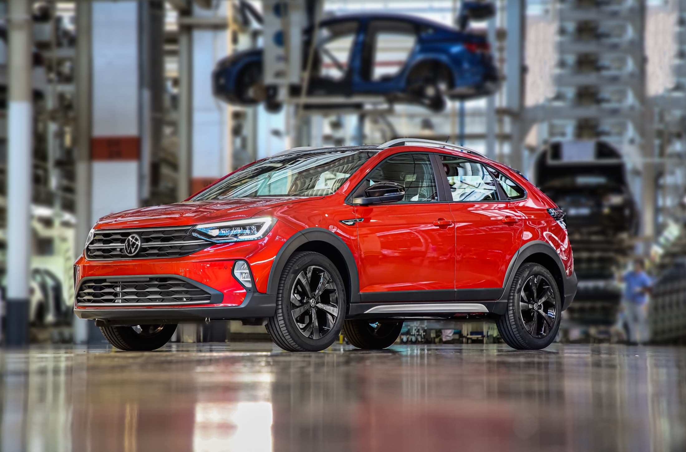 Volkswagen Nivus vermelho na linha de produção