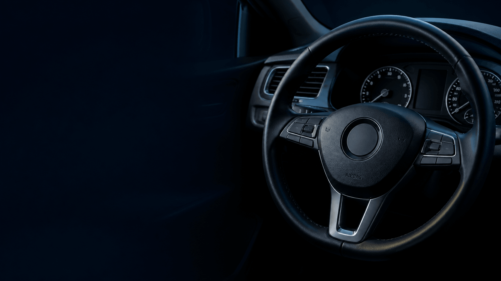 Interior de um veículo com painel e volante